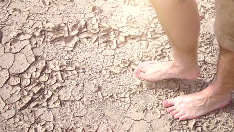 Video-of-man-walking-on-the-desert-in-real-slow-motion