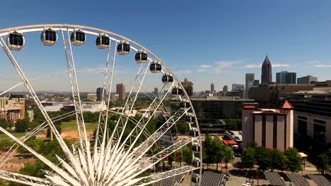 Rueda-de-Ferris-de-Atlanta-centro-de-cielos-azules-durante-el-día