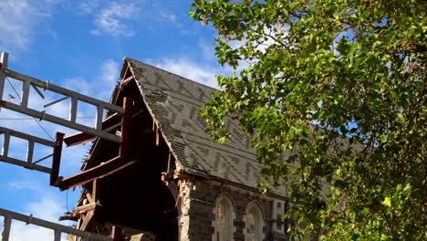 Gesamtansicht-der-Kathedrale-beschädigt-Kirchenschiff-mit-der-Stahlkonstruktion-der-Rest-des-Körpers-Stein-von-einem-neuen-Zusammenbruch-nach-dem-2011-Erdbeben-zu-verhindern.