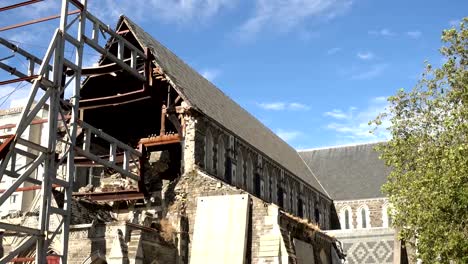 Gesamtansicht-der-Kathedrale-beschädigt-Kirchenschiff-mit-der-Stahlkonstruktion-der-Rest-des-Körpers-Stein-von-einem-neuen-Zusammenbruch-nach-dem-2011-Erdbeben-zu-verhindern.