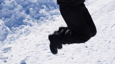 Teenager-Mädchen-springen-im-Winter