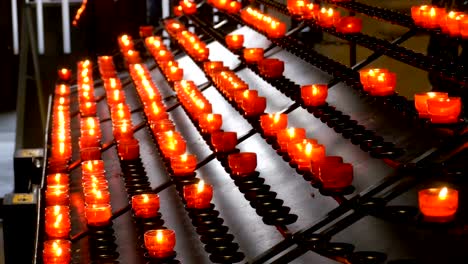 Se-encienden-muchas-velas-en-la-iglesia-cristiana