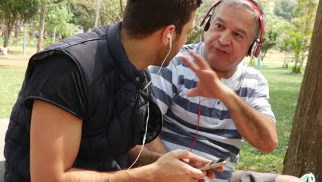 Vater-und-Sohn,-Musik-hören-und-Spaß-haben