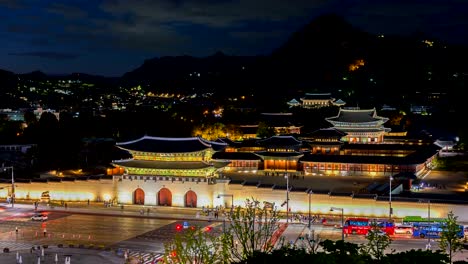 Lapso-de-tiempo-de-Gyeongbokgung-Palacio-y-tráfico-de-velocidades-de-coche-ligero-en-Seúl,-Corea-del-sur.