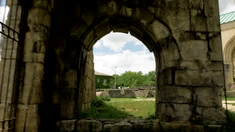 Alte-Gebäude-in-der-Nähe-der-Tempel-Bagrati---Georgien,-Kutaissi