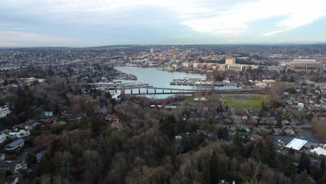 Seattle-WA-Antenne-schwenken-Schuss-Blick-auf-Montlake-schneiden-Campus-der-University-of-Washington