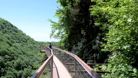 Junge-Frau-geht-auf-die-Aussichtsplattform.-Okatse-Canyon-in-der-Nähe-von-Kutaissi,-Georgien