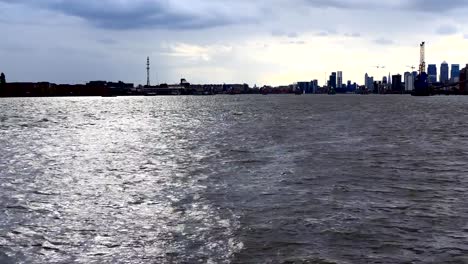 Thames-Barrier-und-Skyline-von-Canary-Wharf-in-London