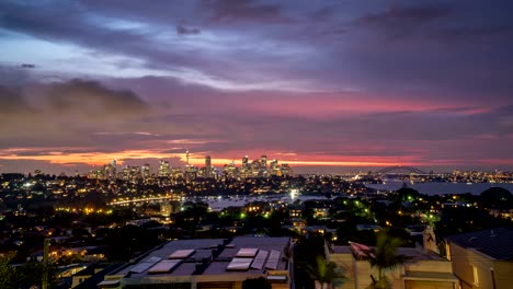 noche-espectacular-timelapse-de-cloudscape-en-paisaje-urbano-moderno-genérico