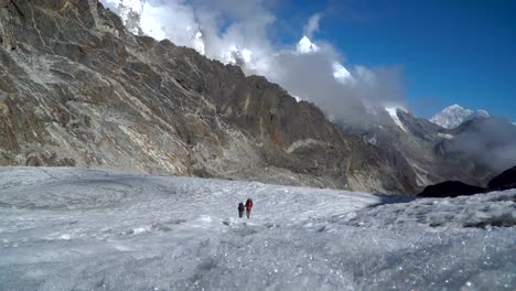 Montañeros-de-las-niñas-en-el-Himalaya