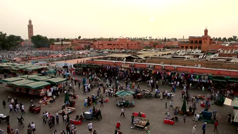 Massen-von-Fußgängern-zu-Fuß-in-die-Altstadt-Medina-in-Marrakesch,-Marokko.