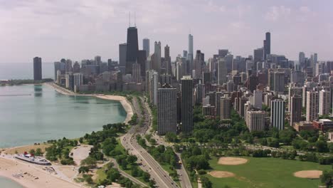 Volando-sobre-la-playa-de-la-Avenida-del-norte-hacia-el-centro-de-Chicago.