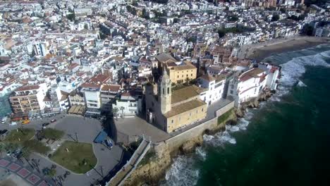 Flug-über-die-Kirche-von-Santa-Tecla-in-Sitges.-Luftaufnahme.