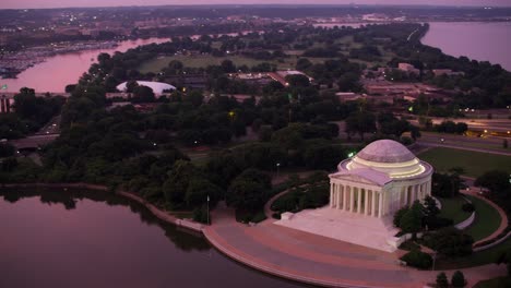 Vista-aérea-del-monumento-a-Jefferson-y-lavabo-de-marea-al-amanecer.