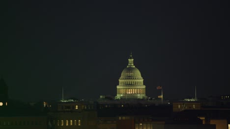 Vista-aérea-del-edificio-del-Capitolio-de-Estados-Unidos-en-la-noche.