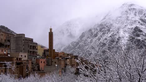 Berber-Dorf-im-hohen-Atlas-Berge,-Marokko.-Schneebedeckte-Bäume