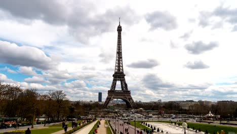 Torre-de-Eiffel-con-las-nubes-de-natación