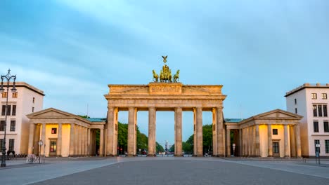 Berlin-Stadt-Skyline-von-Nacht-zu-Tag-Zeitraffer-am-Brandenburger-Tor-(Brandenburger-Tor),-Berlin,-Deutschland-4K-Zeitraffer