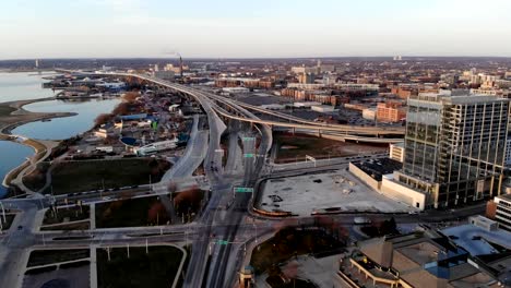 Vista-aérea-de-ciudad-estadounidense-en-la-madrugada.-Edificios-de-gran-altura,-autopista,-Bahía.--Mañana-soleada.-Milwaukee,-Wisconsin,-Estados-Unidos