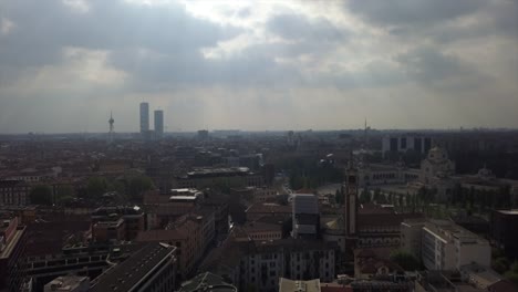 Italien-Sonnentag-Mailand-Stadtbild-Park-Luftbild-Panorama-4k