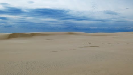 Desierto-de-arena-y-nubes-oscuras-de-tormenta