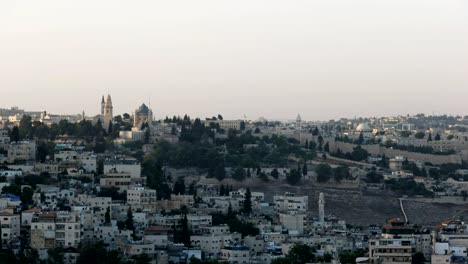 Schuss-von-Jerusalem-und-den-Ölberg-von-Haas-Promenade-schwenken