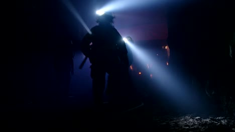Feuerwehr-während-einer-Rettungsaktion-in-einem-dunklen-Tunnel-mit-Rauch-gefüllt