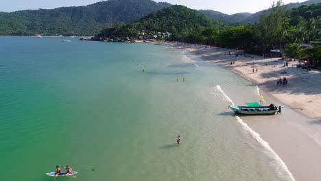 Los-turistas-descansan-en-una-hermosa-playa