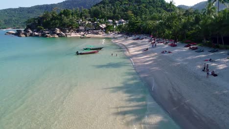 Touristen-sind-an-einem-wunderschönen-Strand-ausruhen.