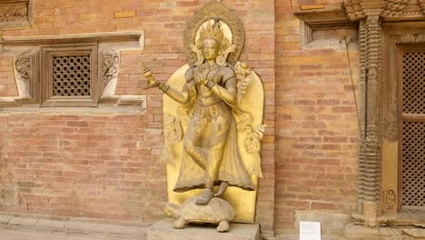 Goldene-Statue-der-Göttin-Ganga-auf-eine-Schildkröte-im-Mul-Chowk-in-Patan,-Nepal.