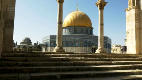 kippen-Sie-nach-oben-Schuss-des-Felsendoms-umrahmt-von-mehreren-Bögen-in-jerusalem