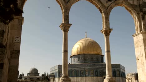 zoom-en-el-tiro-de-la-cúpula-de-la-mezquita-de-la-roca-enmarcada-por-arcos-en-Jerusalén