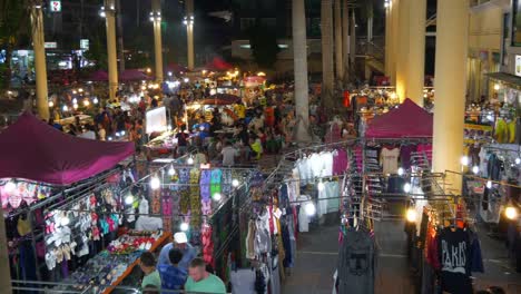 famosa-noche-phuket-isla-patong-comida-en-la-calle-mercado-en-la-azotea-slow-motion-panorama-4k-Tailandia