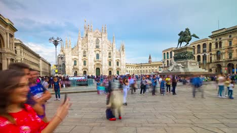 Italien-Mailand-Stadt-berühmten-überfüllten-Dom-Domplatz-rotierenden-Panorama-4k-Zeitraffer