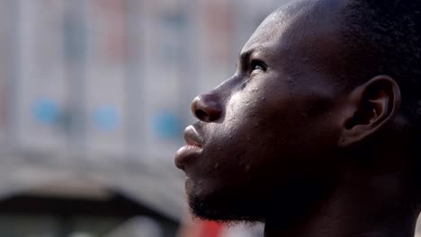 cerrar-el-hombre-negro-africano-en-la-oración,-mirando-el-cielo