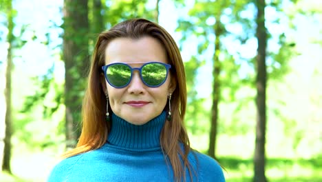 Portrait-of-a-young-woman-in-sunglasses.