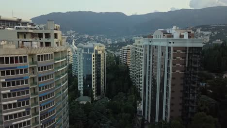 vuelo-del-abejón-aéreo-entre-nuevo-moderno-residencial-viven-rascacielos-de-Apartamento-barrio-con-parque-y-un-montón-de-árboles