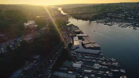 Stadt-am-Wasser-Kanal-Brücken-Hubschrauber-Winkel-bei-Sonnenuntergang