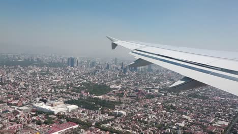 Anzeigen-von-einem-Flugzeug,-da-es-in-Mexiko-landet.--Häuser-und-Gebäude-zu-sehen.