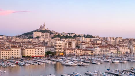 Día-de-Vieux-Port-de-Marsella-la-ciudad-horizonte-a-noche-timelapse,-Marsella,-lapso-de-tiempo-de-4K-de-Francia