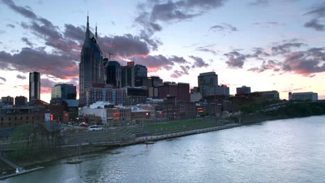 bandeja-de-tiro-de-nashville-y-el-río-de-cumberland-al-atardecer-en-tennesse