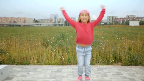 Poco,-niño-bailando-y-se-regocija-al-aire-libre-en-las-afueras-de-la-ciudad-de-Nueva-York.-Muchacha-divertida-bailando.--4K-UHD.