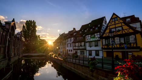 Lapso-de-tiempo-de-Francia-Colmar-4K,-mitad-casa-de-madera-ciudad-skyline-noche-a-día-amanecer-timelapse