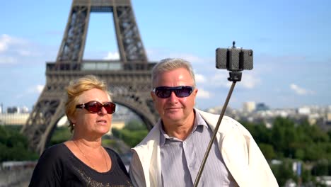 Senior-pareja-toma-selfie-en-París-en-4-k-lenta-60fps