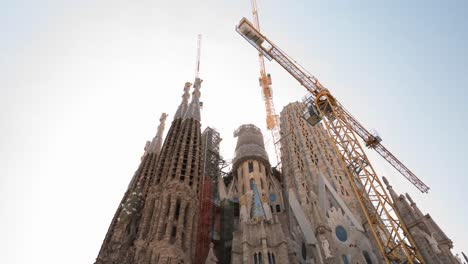 BARCELONA,-Spanien---27.-September-2018---Außenansicht-des-Wahrzeichens-Basilika-della-Sagrada-Familia,-eine-römisch-katholische-Kathedrale,-entworfen-von-katalanischen-Architekten-Gaudi.