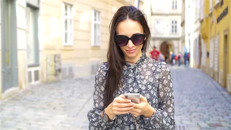 Mujer-caminando-en-la-ciudad.-Joven-atractivo-turístico-al-aire-libre-en-la-ciudad-europea