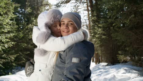 Porträt-von-Bruder-und-Schwester-im-Winterwald