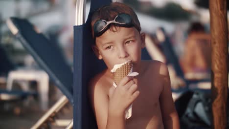 Kind-mit-Eis-am-Strand-erfrischend