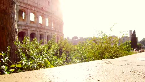 fantástico-tiro-de-seguimiento-con-el-cardán-en-la-fachada-del-Coliseo-en-un-día-soleado