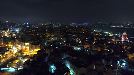 Istanbul-mit-Nacht-Luftbild-von-Galata-Turm-und-Bosporus